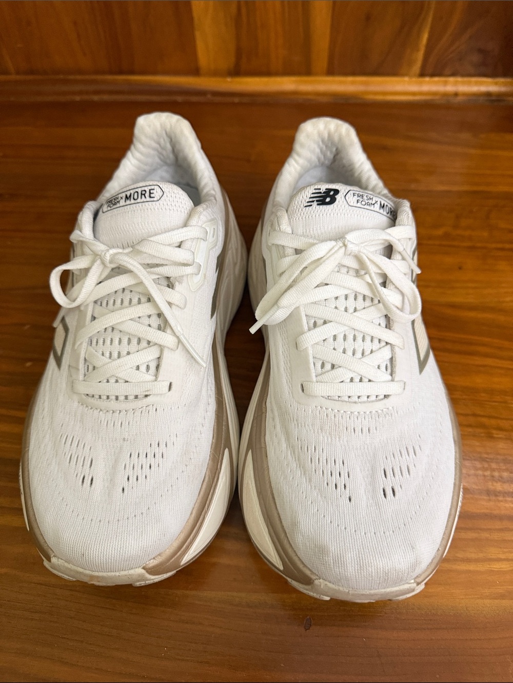 New Balance Women's White Sea Salt & Light Gold Metallic Fresh Foam X V5 - Picture 2 of 6